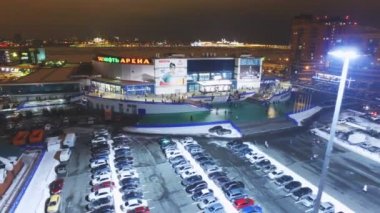 Güzel hava görünümünü büyük konfor parlak popüler festival arena Park alanı araba uzun hatları ile yaktı