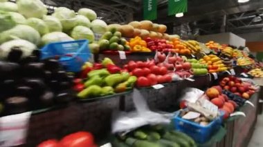 modern aydınlık Pazar raflarda asabi meyve geniş ürün çeşitliliği ile tam durum boyunca hızlı hareket