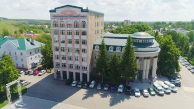 Bina cityscape güneş ışığı altında karşı petrol Tasarım Enstitüsü yakınındaki panoramik arabalar park