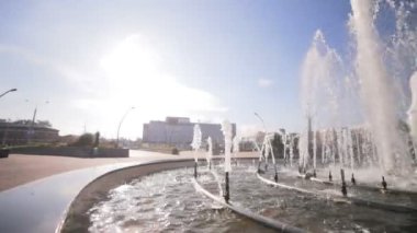 Güzel büyük modern Çeşme karşı sonsuz gökyüzü tren istasyonunda kare şehir üzerinde geçmiş closeup hareket