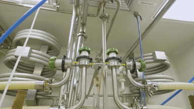 Closeup işleme donanımları ile metal borular ve ölçüm cihazları fabrika kimyasal laboratuvar steril