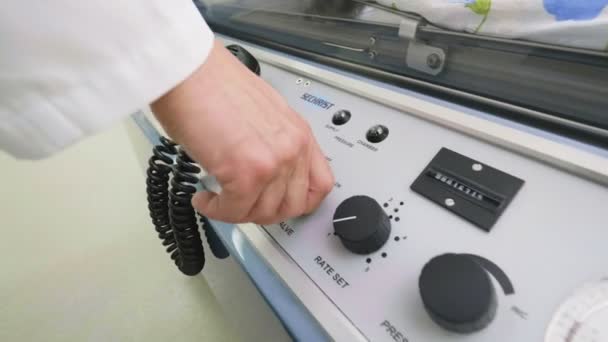 Nahaufnahme Mediziner Schaltet Regler Auf Tomographen Armaturenbrett Und Überprüft Kommunikationsleitung — Stockvideo