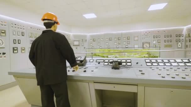 Closeup Werknemer Etalagepop Zwarte Uniforme Stands Het Configuratiescherm Industriële Fabriek — Stockvideo
