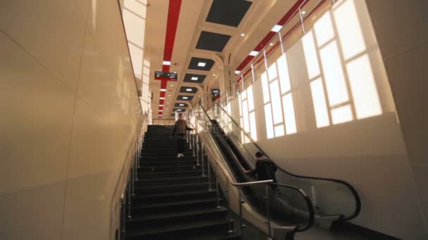 Schwarz Rotes Schild Bahnhofsgebäude Und Menschen Klettern Rolltreppe Zum Endbahnsteig — Stockvideo