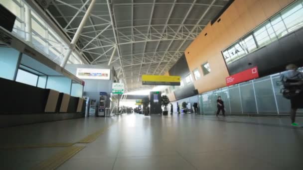 Nakit Masalarından Bilet Alan Yolcuların Olduğu Geniş Modern Havaalanı Salonu — Stok video