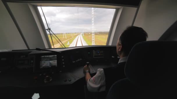 Profesjonalny Kierowca Człowiek Prowadzi Potężny Pociąg Elektryczny Obok Dworca Kolejowego — Wideo stockowe