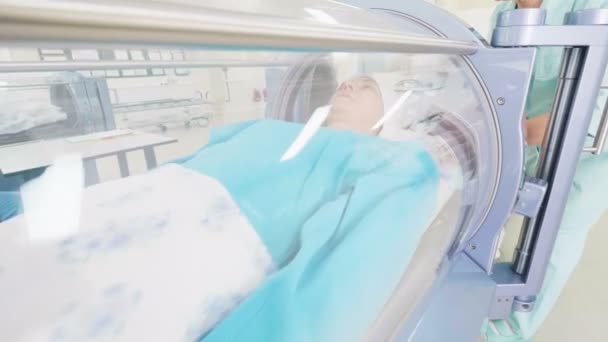 Closeup Ziekenhuis Specialisten Man Gestoken Transparante Tomograph Dekking Arts Controles — Stockvideo