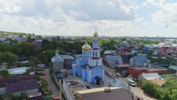 Vista Aérea Hermosa Iglesia Ortodoxa Azul Con Cúpulas Doradas Bajo — Vídeo de stock