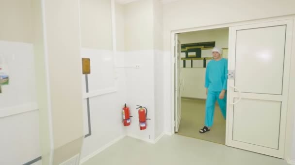 Patiënt Medische Kleding Binnenkomt Kliniek Ward Herhaalt Verpleegkundige Voorbeeld Hand — Stockvideo