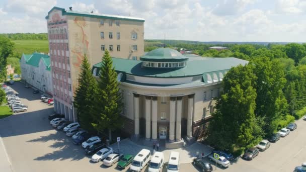 Horní Pohled Obrovské Architektonické Veřejné Budovy Zelenou Střechou Obklopený Stromy — Stock video