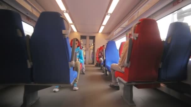 Drukke Passagiers Werken Laptops Lees Boeken Praten Telefoon Reizen Trein — Stockvideo