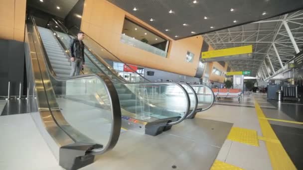 Siyah Kırmızı Tabela Gar Binası Insanlar Terminal Platforma Kadar Yürüyen — Stok video