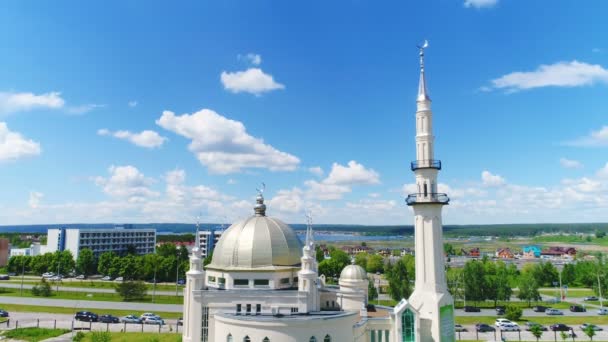 Drone Vista Templo Muçulmano Branco Frente Estrada Contra Edifícios Cidade — Vídeo de Stock