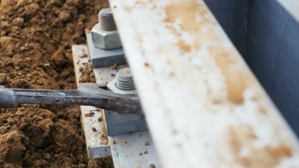 Soporte de torre fijo con tornillo grande y destornillador — Vídeos de Stock