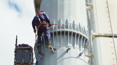 üniformalı erkeklere boru bulutlu gökyüzü karşı çalışır