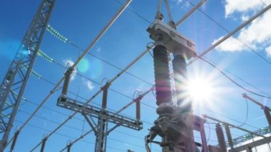 yüksek gerilim hatları üzerinde elektrik transformatörler