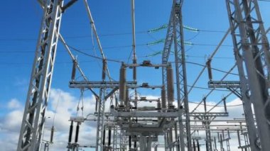 gökyüzü karşı transformatör destekler arasında hareket