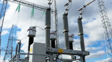 güçlü elektrik trafo etrafında hareket