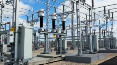 büyük elektrik iletim İstasyonu kabloları ve izolatörler