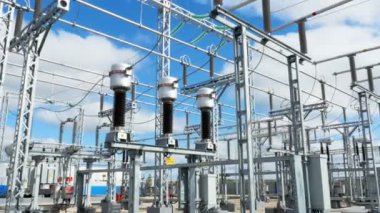 Yüksek teknoloji elektrik dağıtım ekipmanları doğru iletim Trafo Merkezi güneş karşı çalışır.