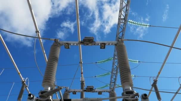Movimiento bajo líneas de alta tensión en la estación eléctrica — Vídeo de stock