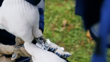 işçi kablo tutar ve bağlantı elemanları tamir aracı meslektaşım döndürür