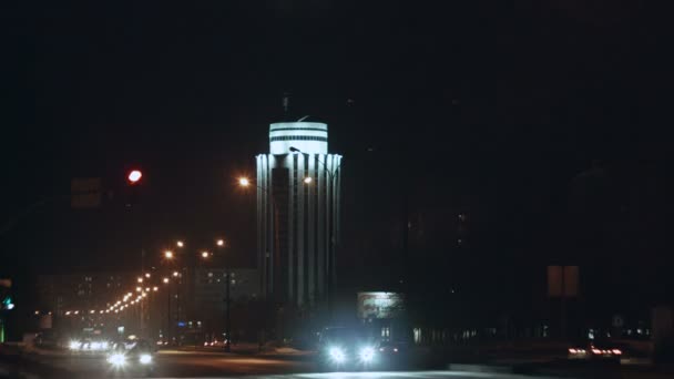 Avenida de la ciudad de la noche con tráfico duro y rascacielos — Vídeo de stock