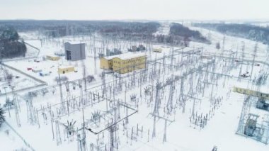 yüksek gerilim trafo merkezi ormanlar karşı geçerli dağıtır