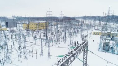 İzolatörler yapıları istasyonunda destekleyen gelen kabloları izole