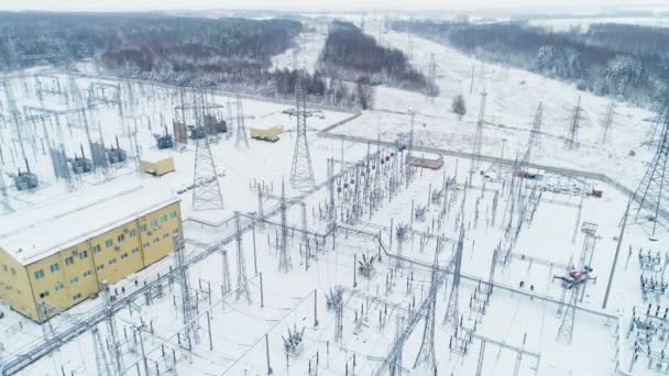 Torre de apoyo establece equipo eléctrico en clima frío — Vídeos de Stock