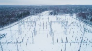 kar yağdı topraklarının yüksek gerilim elektrik istasyonu