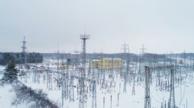 yapılar ve dağıtım Trafo Merkezi, elektrik telleri ile destekler