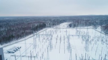 Trafo Merkezi karla kaplı ağaçlar karşı geçerli dağıtır