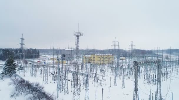 Construções e suportes com fios elétricos na subestação de distribuição — Vídeo de Stock