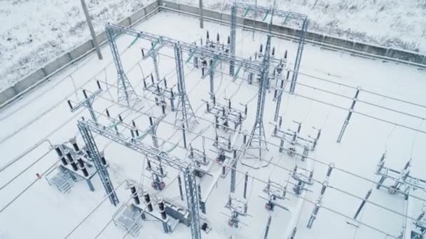 Isolerende apparatuur en metalen structuren op elektriciteit onderstation — Stockvideo