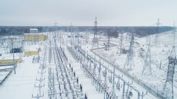 Équipement et tours de soutènement sur le territoire de la station de transmission — Video