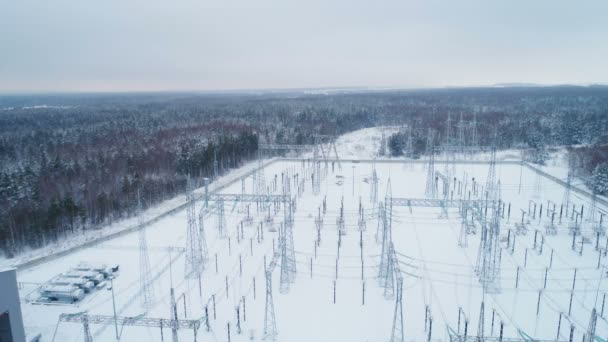 Transformatorstation distribuerar nuvarande mot träd täckta med snö — Stockvideo