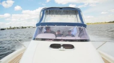 Balıkçılık koruma işçiler motorlu tekne yasadışı balıkçılar yakalamak için yelken