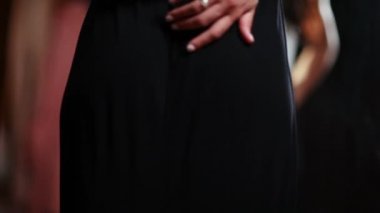 Kız Giysi zip dener ve koca eşi yardımcı olur.