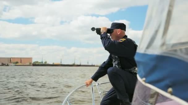渔业保护雇员使用双筒望远镜寻找违规者 — 图库视频影像