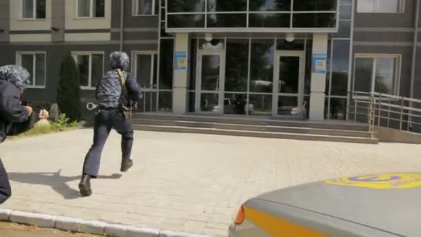 Speciale service medewerkers met wapens lopen in gebouw — Stockvideo