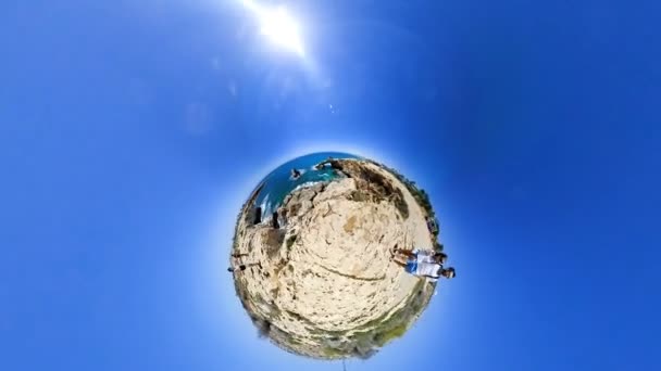 Králičí Díra Planetu Panorama Šťastní Lidé Které Turisté Stojí Skalnatém — Stock video