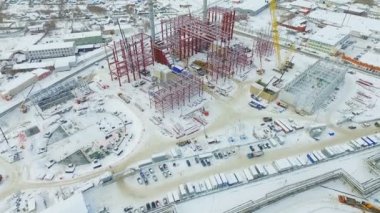 geniş inşaat alanında metal destekler ve arabalar