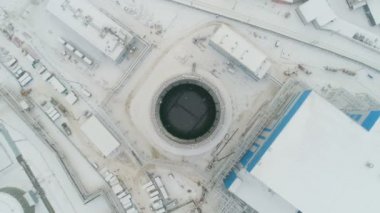 açık üst kısmında hafif kar yağışı gün ile soğutma kulesi