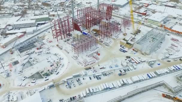 Großbaustelle mit Metallstützen und Autos — Stockvideo