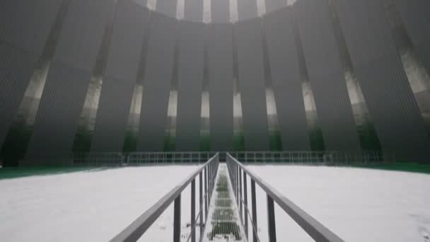 Vista Ponte Con Corrimano Metallo Sopra Piscina Ghiacciata Coperta Neve — Video Stock