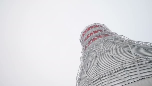 Koeling van de toren en schoorstenen met stoom tegen hemel — Stockvideo