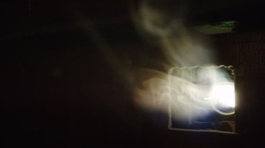 hafif duman ve projektör ile karanlık sinema salonu