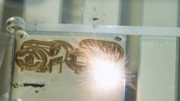 Laser ray gravyrer bild på metallplatta med gnistor — Stockvideo