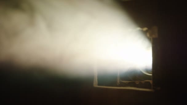 luces de proyector de cine en cuarto oscuro con humo — Vídeo de ... luces de proyector de cine en cuarto oscuro con humo — Vídeo de ...